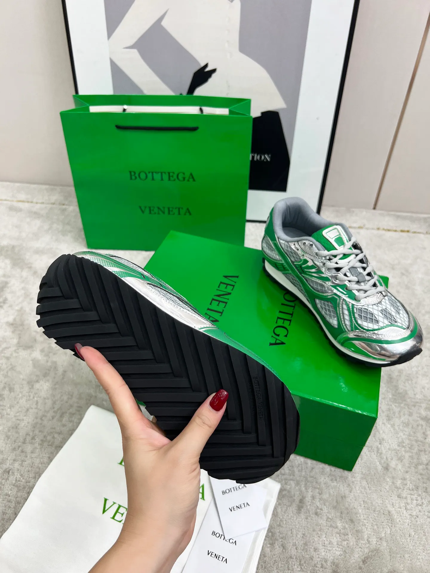 P540. Top version (couples model) Bottega Veneta Bottega Veneta 23ss autumn and winter show BV Orbit sneakers Wang Yibo's same style couples casual shoes dad shoes! Runner sneakers! Original purchase and development!  Made of original lightweight technical mesh fabric, the same as the original version! The process is complicated!  Paired with a rubber outsole designed with a geometric pattern, the high version of the Wang Zha series is actually much taller, but the legs still look slim. Very nice. Durable and playable, standard and version-matching shoe package technology, look for high-end versions. The original outsole is exclusively molded, and the color-blocked TPU outsole is used. The material and weight are the same as the original!  Size: #Female 35-41 (40 and 41 customized sizes are non-refundable) Male 39-45 (45 size customized are non-returnable and exchangeable)